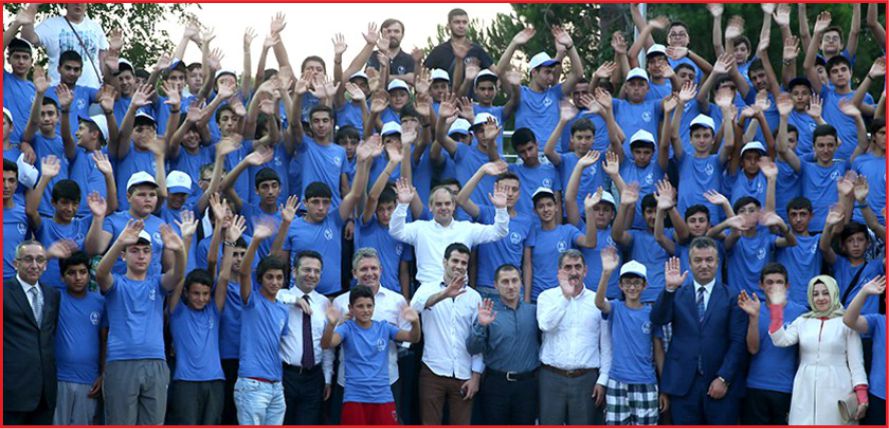 BAKAN GENÇLERLE BİRARADA!