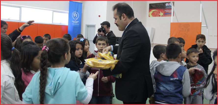 ÖĞRENCİLERE SPOR MALZEMESİ DAĞITILDI