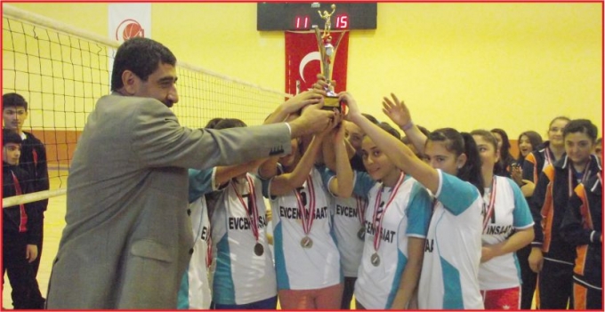 ERKEKLERDE YUNUS EMRE, BAYANLARDA AKÇAŞEHİR