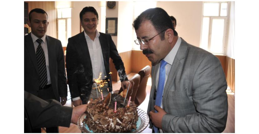 BAŞKANA SÜRPRİZ DOĞUM GÜNÜ PASTASI!