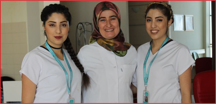 İKİZ HEMŞİRELER GÖRENLERİ ŞAŞIRTIYOR