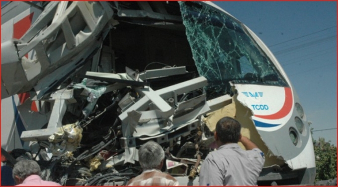 TREN, KAMYONA ÇARPTI: 4 YARALI