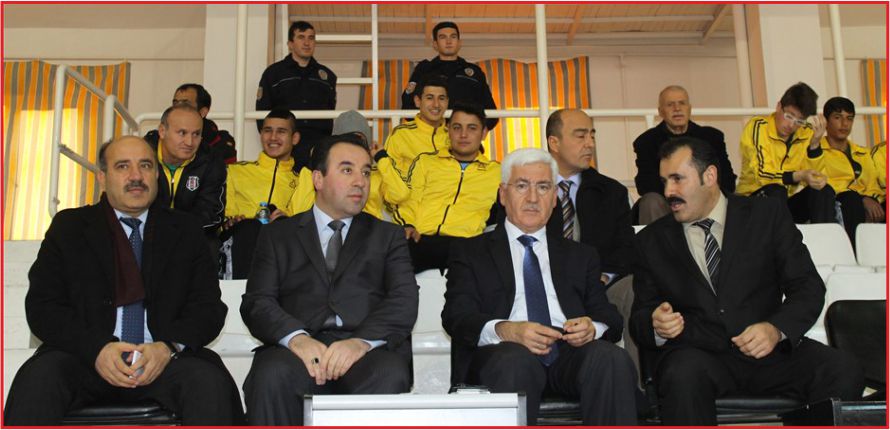 FİLEDE YARI FİNAL MAÇLARI NEFES KESİYOR