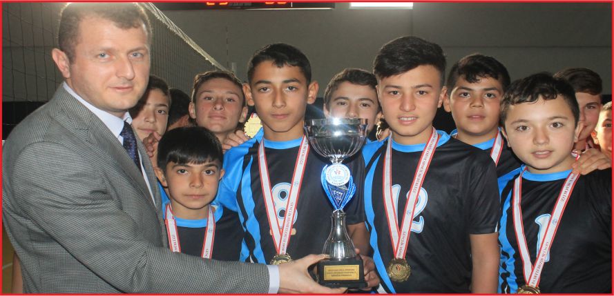 2017 Erkekler Dünya Hentbol Şampiyonası 5. Eleme Grubu'nda A Milli Takımımız, deplasmanda Çek Zlin kentindeki Euronics spor salonunda oynana mücadelenin ilk yarısı karşılıklı goller geçti. 15. dakika 10-8 Çek Cumhuriyeti üstü