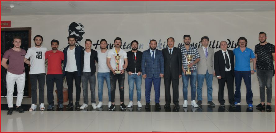 KMÜ ERKEK HOKEY TAKIMI REKTÖR AKGÜL’Ü ZİYARET ETTİ