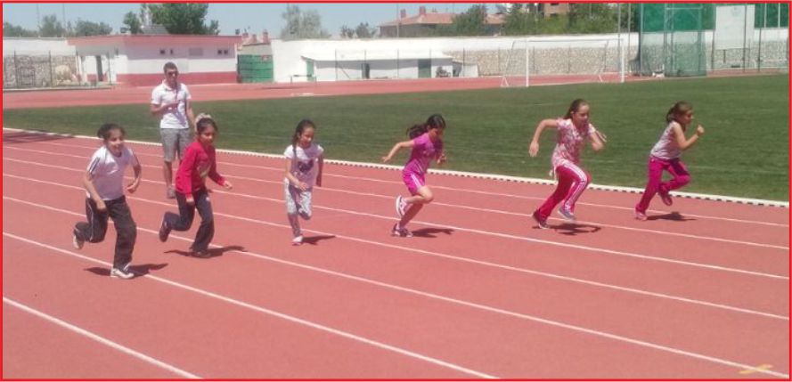 ÖĞRENCİLER EN HIZLI OLABİLMEK İÇİN KOŞTU