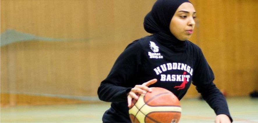 BAŞÖRTÜLÜ BASKETBOLCUYA FIBA'DAN İZİN ÇIKTI