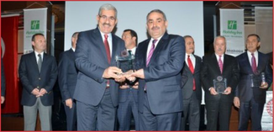 HALİL ETYEMEZ’E YILIN BAŞARILI SİYASETÇİSİ ÖDÜLÜ