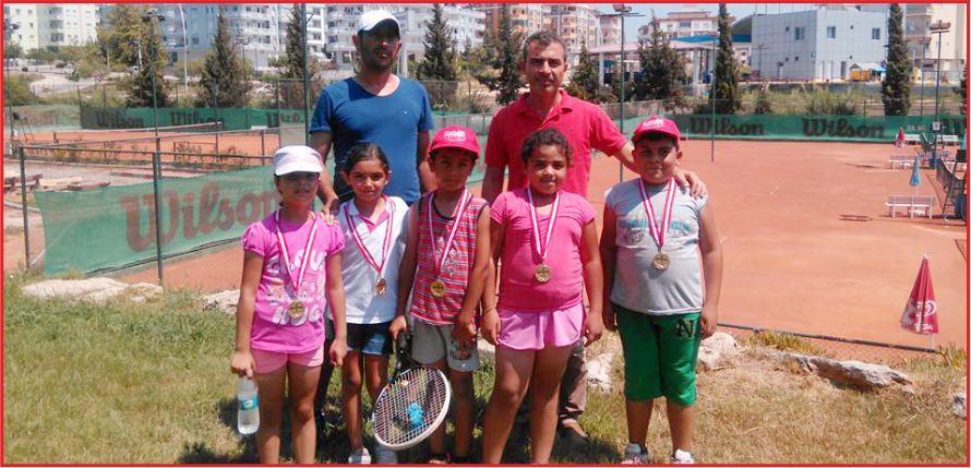 KARAMANLI TENİSÇİLER MADALYALARLA DÖNDÜ