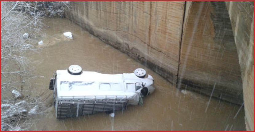 MİNİBÜS KÖPRÜDEN DEREYE UÇTU: 6 YARALI