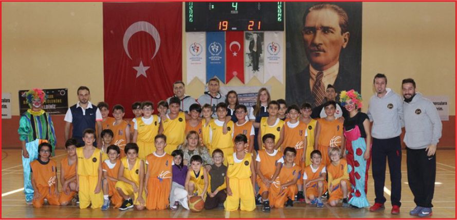 MİNİKLER BASKETBOL ŞÖLENİNDE EĞLENDİ