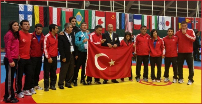 ÜNİVERSİTELER GÜREŞ MİLLİ TAKIMIMIZ DÜNYA ŞAMPİYONU