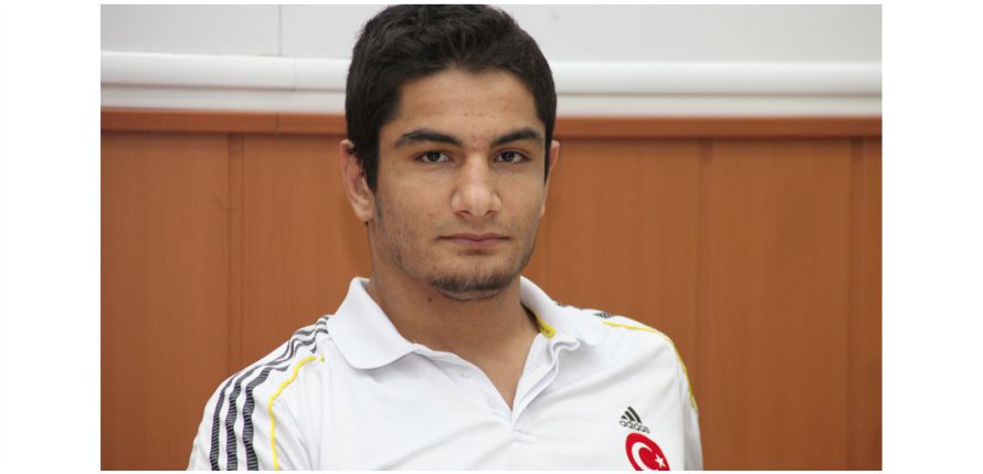 KMÜ’LÜ GÜREŞÇİ  AKGÜL MADALYAYA DOYMUYOR