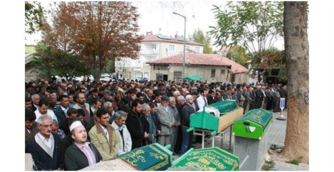 MOTOSİKLET KAZASINDA ÖLEN İKİ GENÇ TOPRAĞA VERİLDİ