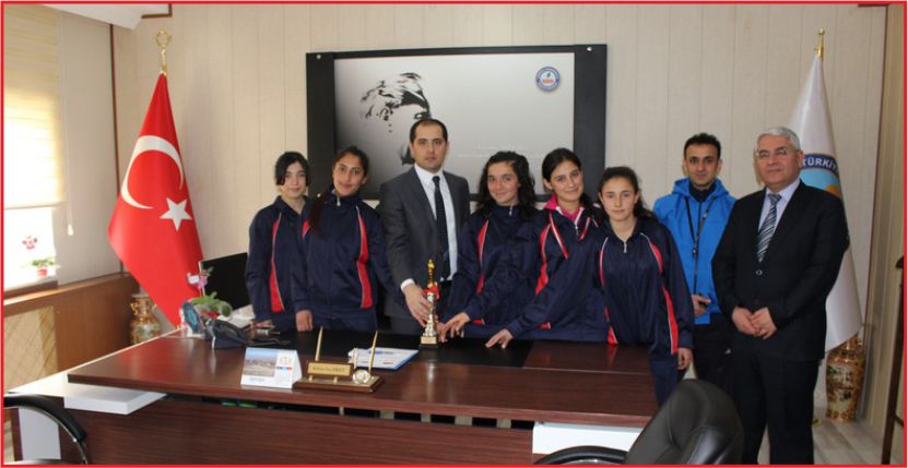 KUPALARINI KAYMAKAM’A VERDİLER