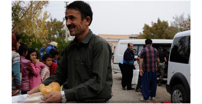 AFGANLI MÜLTECİLERE BELEDİYEDEN YARDIM ELİ
