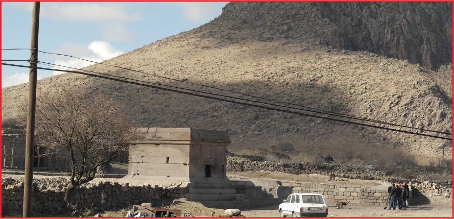MADENŞEHİR MAUSOLEİUM’U VE TAPINAK PLANLI MEZAR