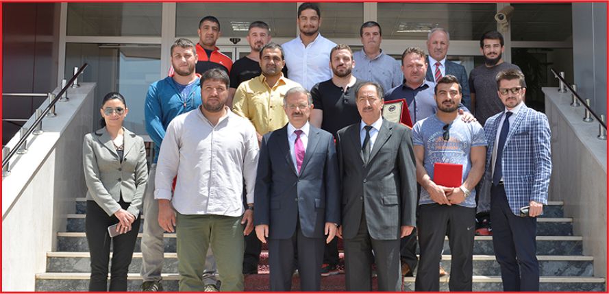 MİLLİ GÜREŞÇİLER REKTÖR GÖKMEN’İ ZİYARET ETTİ