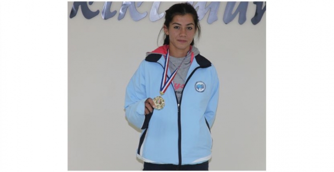 KMÜ’LÜ KARAÇADIR ATLETİZMDE ALTIN MADALYA KAZANDI