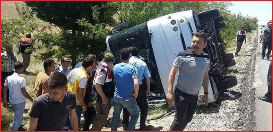 ÜNİVERSİTE ÖĞRENCİLERİ KONYA DÖNÜŞÜ KAZA YAPTI: 1 ÖLÜ, 16 YARALI