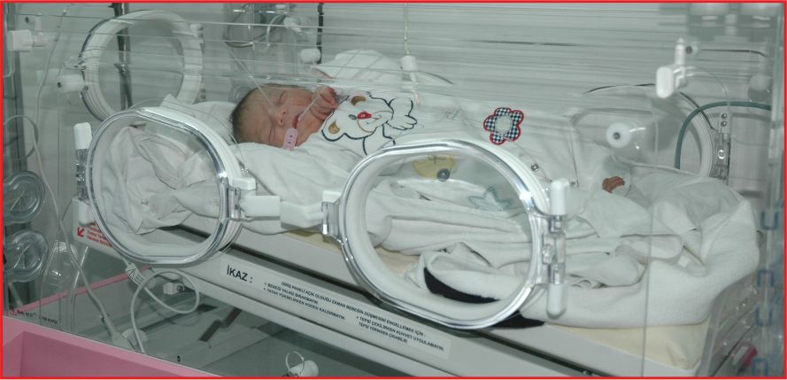 BEBEĞİ CAMİ BAHÇESİNE TERK ETTİLER