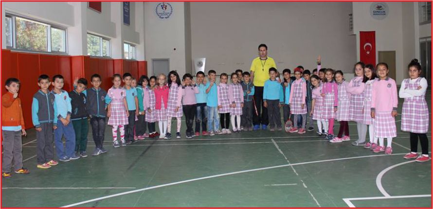 MİNİK ÖĞRENCİLERİN BADMİNON TUTKUSU