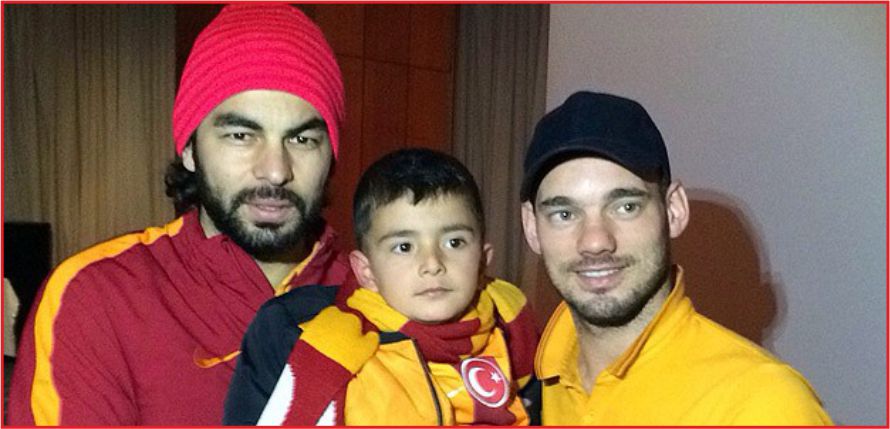 ÖMER ASAF GALATASARAYLI FUTBOLCULARLA BULUŞTU