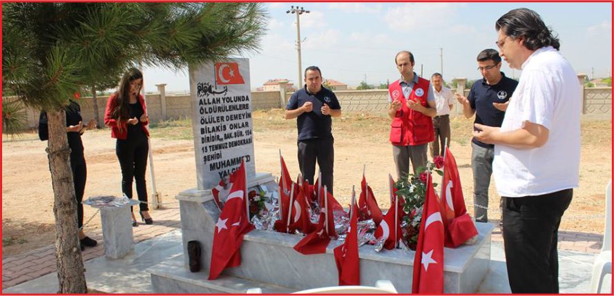 GENÇLİK MERKEZİ’NDEN 15 TEMMUZ ŞEHİDİ YALÇIN’A DUA VE KARANFİL