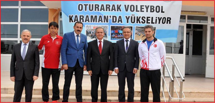 VALİ TAPSIZ OTURARAK VOLEYBOL FİNALİN AÇILIŞINDA