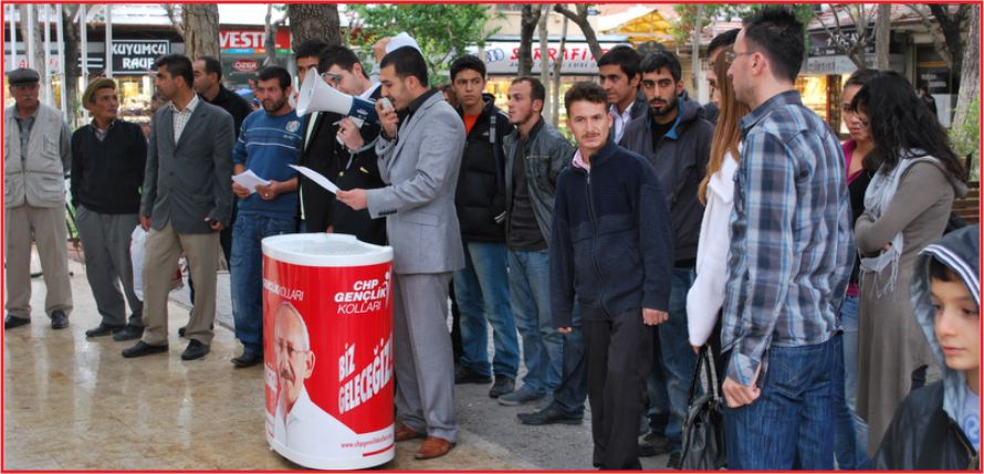 “ÜNİVERSİTELİ GENÇLERİMİZİ KUCAKLIYORUZ”