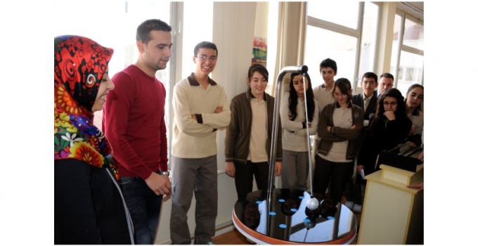 DENEME VE BİLİM MERKEZİ GENÇ BEYİNLERE IŞIK TUTUYOR