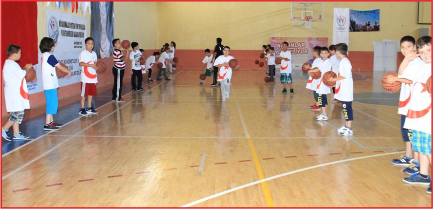 MİNİKLERİN KALBİ İL SPOR MERKEZLERİNDE ATIYOR