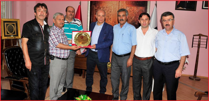 MUHTARLAR DERNEĞİ’NDEN  ÇALIŞKAN’A PLAKET