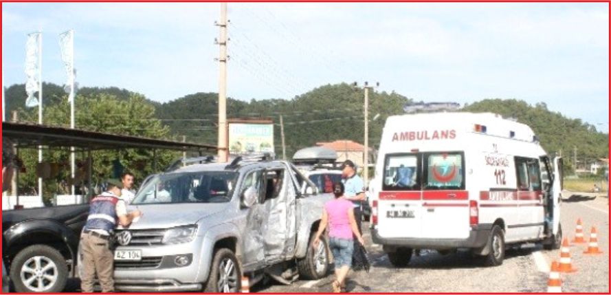 AMBULANSLA KAMYONET ÇARPIŞTI: 4 YARALI