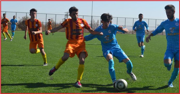 70 LARENDESPOR ZİRVEDE RAHAT