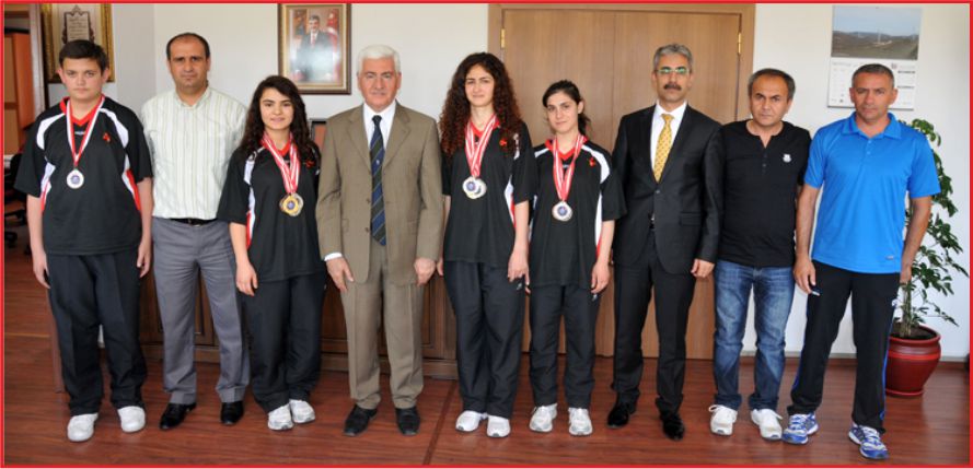 ŞAMPİYONLARI ÖDÜLLENDİRDİ !