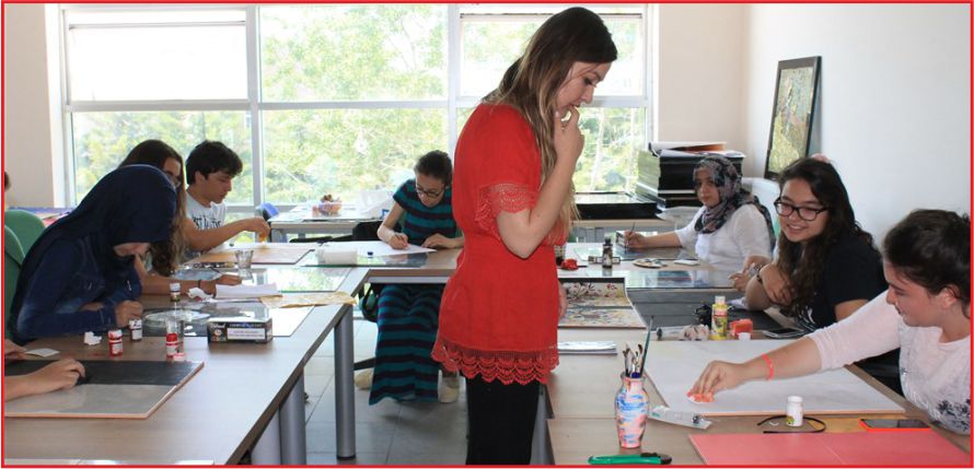 ÖĞRENCİLER, CAMLARIN RENKLİ DÜNYASINI ÇOK SEVDİ