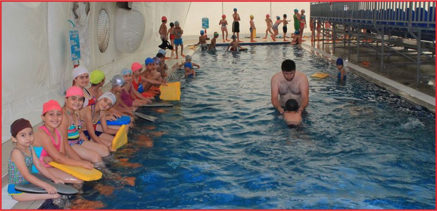 YÜZME HAVUZU ÇOÇUKLARLA ŞENLENİYOR