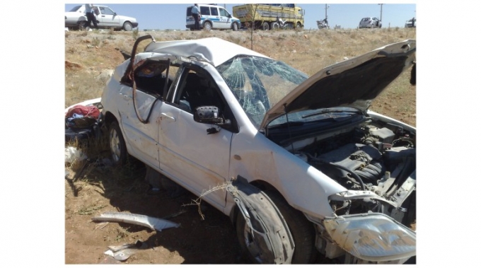 OTOMOBİL TAKLA ATTI: 3 YARALI