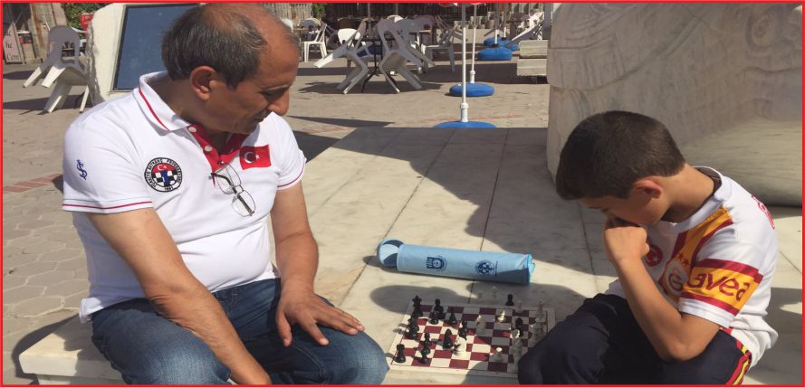 SATRANÇ SEVGİSİ SOKAKLARA TAŞTI