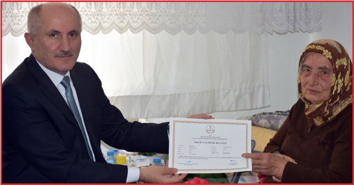 87 YAŞINDA OKUMAYAZMA ÖĞRENDİ