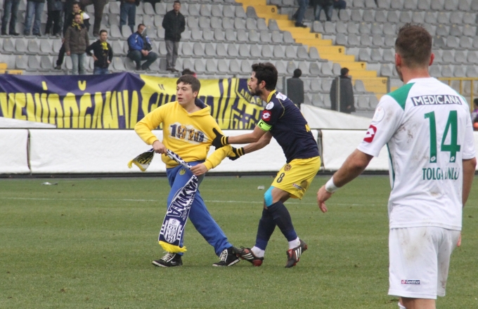 ANKARAGÜCÜ-TORKU KONYASPOR MAÇINDA OLAYLAR ÇIKTI