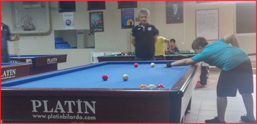 ÖĞRENCİLER YAZ TATİLİNİ BİLARDO OYNAYARAK DEĞERLENDİRİYOR