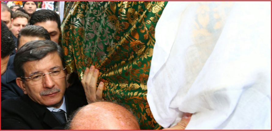 BAŞBAKAN CENAZEYE KATILDI