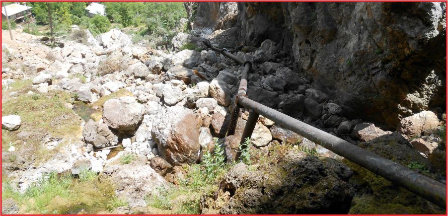 DAĞDAN KOPAN DEV KAYA KÖYÜ SUSUZ BIRAKTI