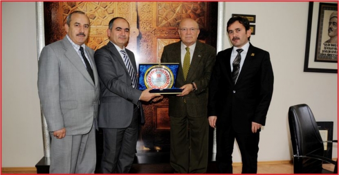 BAŞKAN UĞURLU’YA HİZMET PLAKETİ