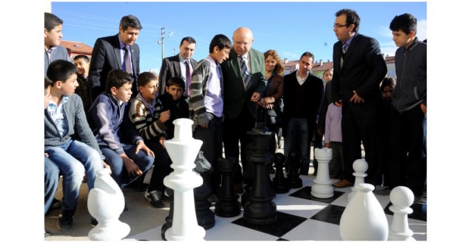 DEV SATRANÇ KÖŞESİ İLGİ ODAĞI OLDU