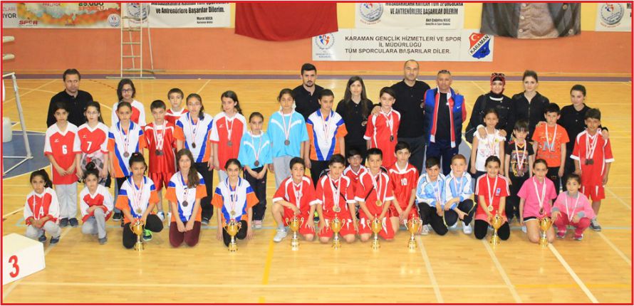 KÜÇÜKLER BADMİNTONDA DOSTLUK MESAJI