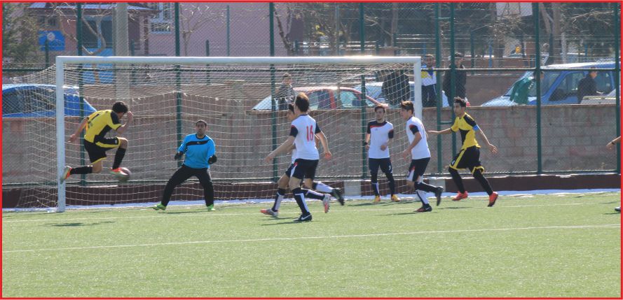 GENÇLER FUTBOL MÜSABAKALARI NEFES KESİYOR