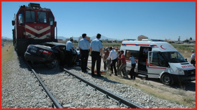 YÜK TRENİ OTOMOBİLE ÇARPTI: 3 YARALI